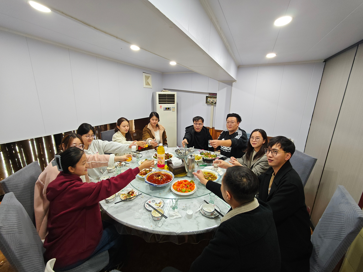 团建聚餐.jpg 团建聚餐.jpg