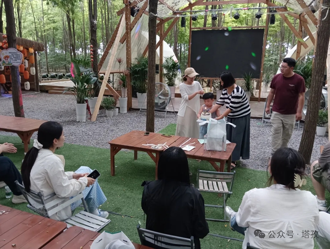 员工生日会.jpg