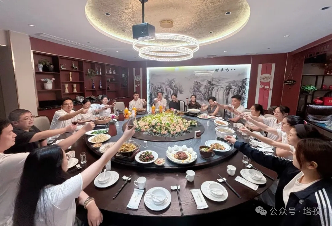 晚宴畅叙,把酒言欢.jpg 晚宴畅叙,把酒言欢.jpg