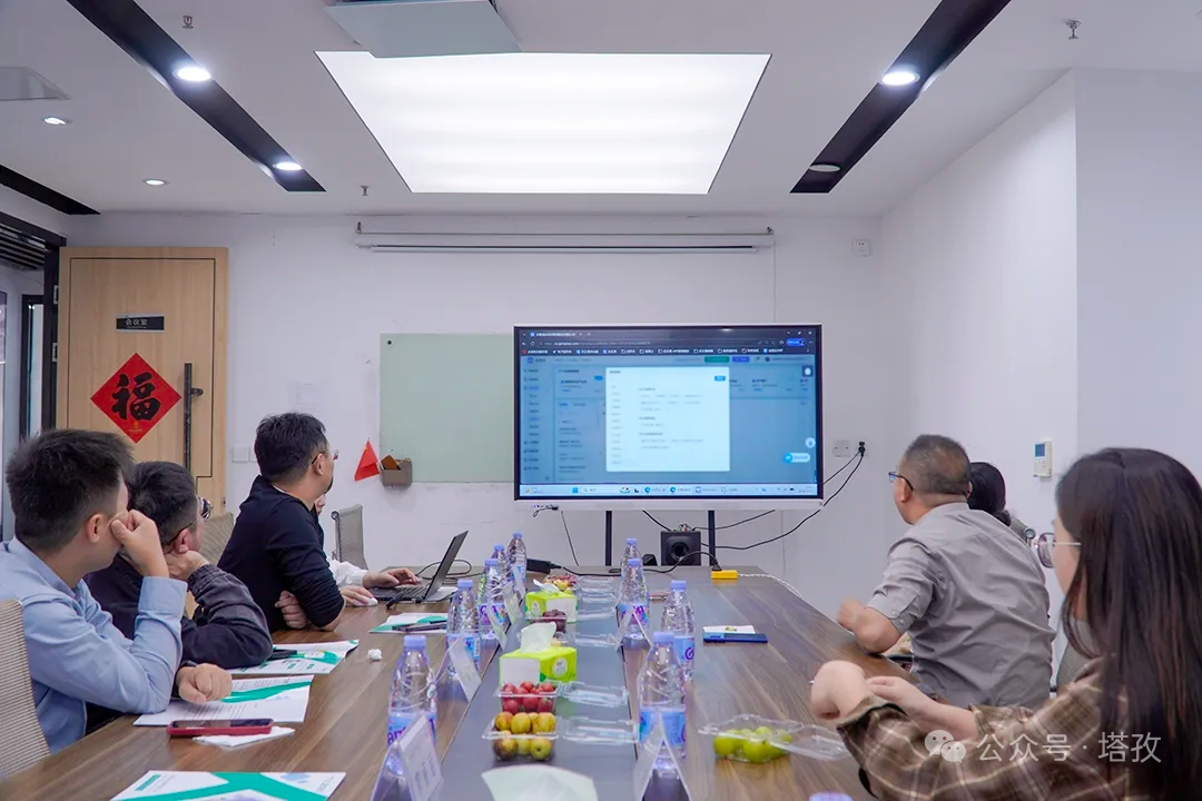满辰人员现场演示公司产品.png